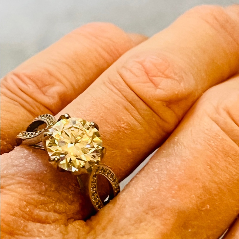 AAA 3.0 ctw, D-color VVS Moissanite Solitaire in 925 S.Silver. GRA Certificate!